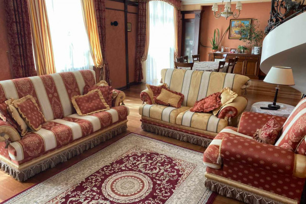 Отдельно стоящее здание в историческом центре Львова